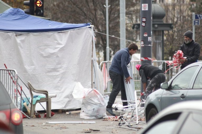 Dijana Hrka sklanja šatore ispred Skupštine