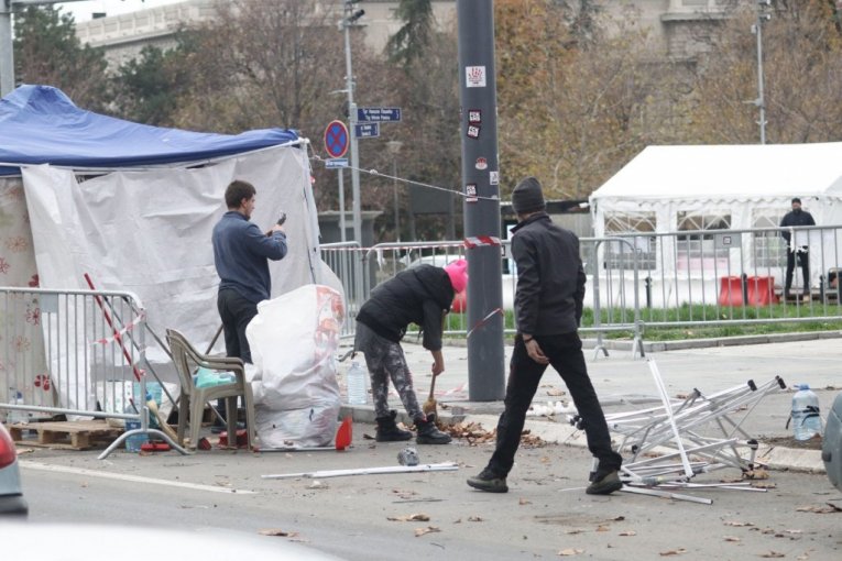 Dijana Hrka sklanja šatore ispred Skupštine