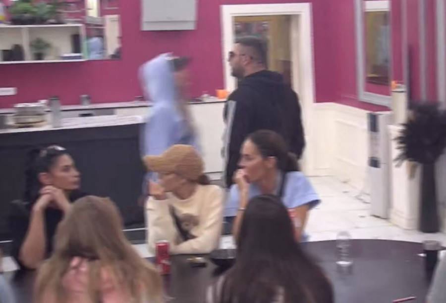 KARAMBOL NA IMANJU, TRESLA SE BELA KUĆA! Žestoka makljaža Aneli i Asmina, on je gurnuo, obezbeđenje reagovalo!