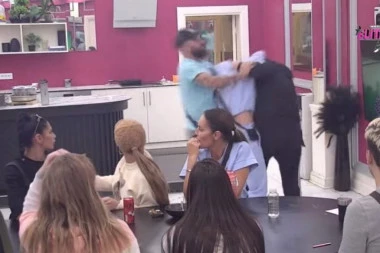 KARAMBOL NA IMANJU, TRESLA SE BELA KUĆA! Žestoka makljaža Aneli i Asmina, on je gurnuo, obezbeđenje reagovalo!