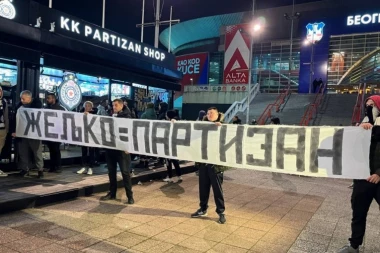 KRATKO I JASNO! Navijači Partizana poslali poruku pred meč s Bajernom (FOTO-GALERIJA)