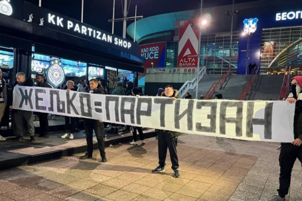 KRATKO I JASNO! Navijači Partizana poslali poruku pred meč s Bajernom (FOTO-GALERIJA)