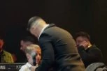 HITNO PREKINUT KONCERT EMIRA ĐULOVIĆA ZBOG OVOG DEČAKA! Pevač i publika ostali bez TEKSTA kada je usledivo ovo! (VIDEO)