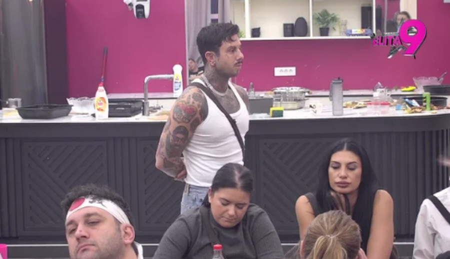 ZBOG SNIMKA NAJBRUTALNIJE VRELE AKCIJE NA PINKU HITNO ZAUSTAVLJEN PROGRAM: Anita Stanojlović stenje na sav glas, ukućani je razapeli!