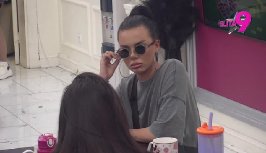 ZBOG SNIMKA NAJBRUTALNIJE VRELE AKCIJE NA PINKU HITNO ZAUSTAVLJEN PROGRAM: Anita Stanojlović stenje na sav glas, ukućani je razapeli!