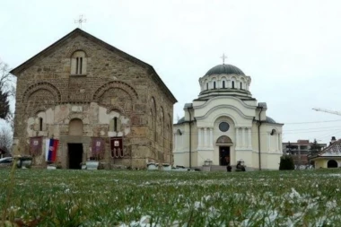IZ PORTE CRKVE U LIPLJANU SKINUTA ZASTAVA SPC! Nadzorna kamera sve snimila: Zastavu je sa zvonare skinula osoba koja je na glavi imala fantomku