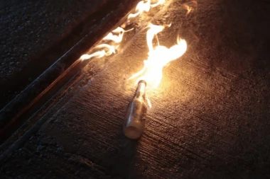 MOLOTOVLJEV KOKTEL BAČEN NA PRODAVNICU ZDRAVE HRANE! Drama na Voždovcu!