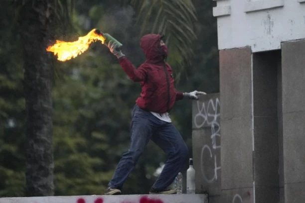 LUDILO MOZGA: Dečak (13) bacio Molotovljev koktel na policiju!