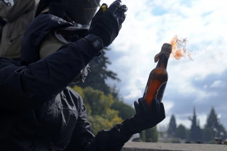 MOLOTOVLJEV KOKTEL BAČEN NA SPLAV! Drama u Beogradu, napadač izazvao POŽAR!