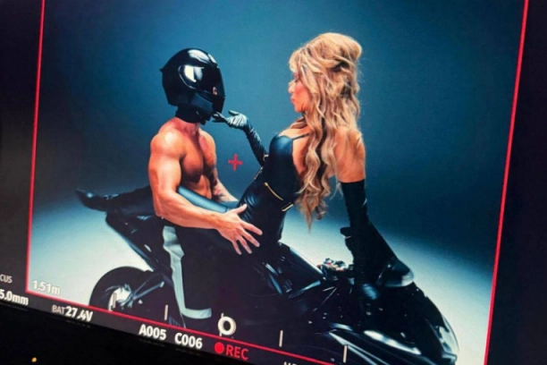 OTKRIVENO KO JE GOLIŠAVI MUŠKARAC U SPOTU TEE TAIROVIĆ: Vreli kadrovi s pevačicom izazvali BURU, evo ko stoji iza svega! (FOTO, VIDEO)