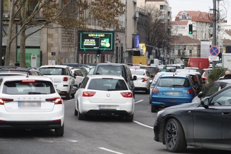 NE KREĆITE NA PUT BEZ ZIMSKE OPREME I LANACA: Vozači se savetuju na oprez - za sada putevi prohodni!
