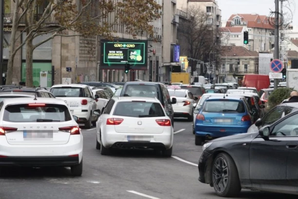 NE KREĆITE NA PUT BEZ ZIMSKE OPREME I LANACA: Vozači se savetuju na oprez - za sada putevi prohodni!