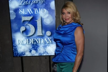 SUZANA MANČIĆ ukrala šou: Prošetala trendi suknju kao tinejdžerka, a svi se zapanje kad saznaju njene godine! (GALERIJA)