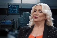 EVO ZBOG ČEGA JE VESNA ZMIJANAC HITNO ZAVRŠILA U BOLNICI: Pevačici se oduzela cela strana, lekari je ne ispuštaju iz vida!