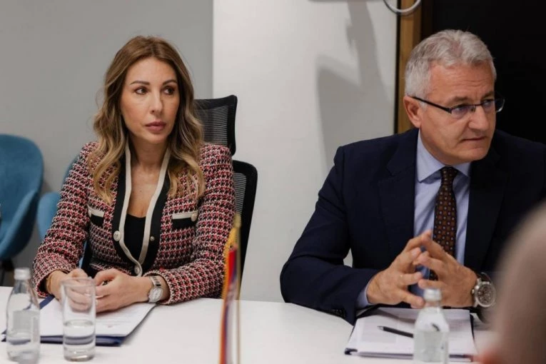 SNABDEVANJE NAFTNIM DERIVATIMA NEĆE BITI UGROŽENO: Ministarka Dubravka Đedović Handanović sa predstavnicima privatnih benzinskih stanica: "IMAMO JASAN PLAN" (FOTO)