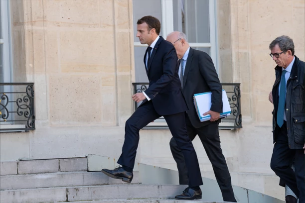 MAKRON TRČI, KINESKI POLICAJCI GA JURE Haos tokom državne posete predsednika Francuske: Neočekivano se odvojio od obezbeđenja (VIDEO)