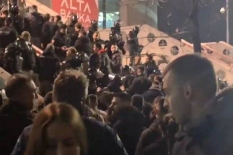 A GDE STE PROTIV ČUKE?! Vođa DELIJA hitno morao da reaguje  - izašao ispred Arene, pa navijačima očitao bukvicu! (VIDEO)