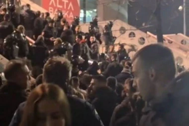 A GDE STE PROTIV ČUKE?! Vođa DELIJA hitno morao da reaguje  - izašao ispred Arene, pa navijačima očitao bukvicu! (VIDEO)