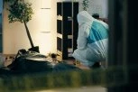 ŽENA PRONAĐENA MRTVA U STANU, MUŠKARAC SA POVREDAMA VRATA! Horor - Policija na licu mesta!
