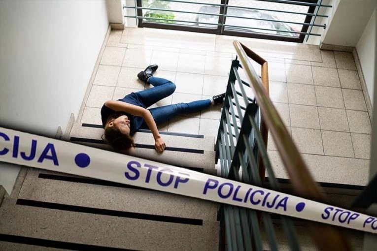 ŽENU NA SAMRTI PRONAŠLI NA STEPENIŠTU, A TEŠKO POVREĐENOG MUŠKARCA U STANU! Novi detalji horora u Rijeci: Reanimirali je, ali bezuspešno!