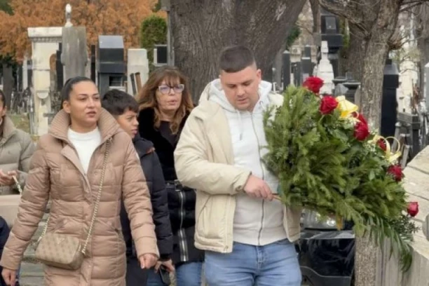 SCENA SA DŽEJEVOG POMENA KIDA DUŠU: Ćerke se pojavile na groblju, a pogledajte kako je UNUK reagovao!
