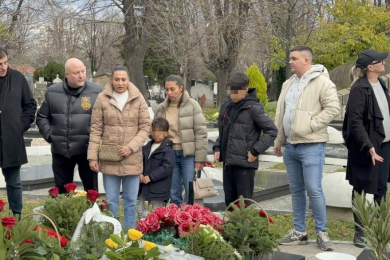 Džejeve ćerke na pomenu