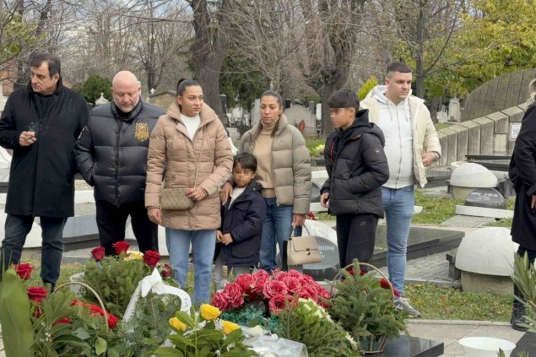 Džejeve ćerke na pomenu