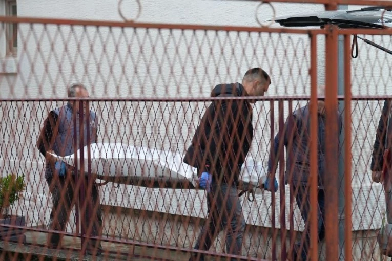 IZNOSE TELA UBIJENIH RODITELJA! Jeza u Čačku: Pogrebno ispred kuće, isplivali i novi detalji zločina1 (FOTO)