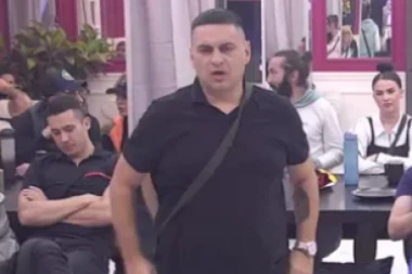 NEVIĐENI APSURD U ELITI: Bebica MOLI Teodoru da joj OPROSTI što ga je ona prevarila!