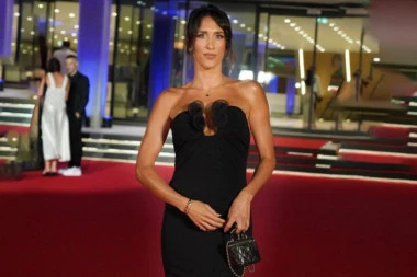 JELISAVETA ORAŠANIN ponela pantalone sa otvorima na bokovima: Leopard top i antilop komplet koji ne prašta greške (FOTO)