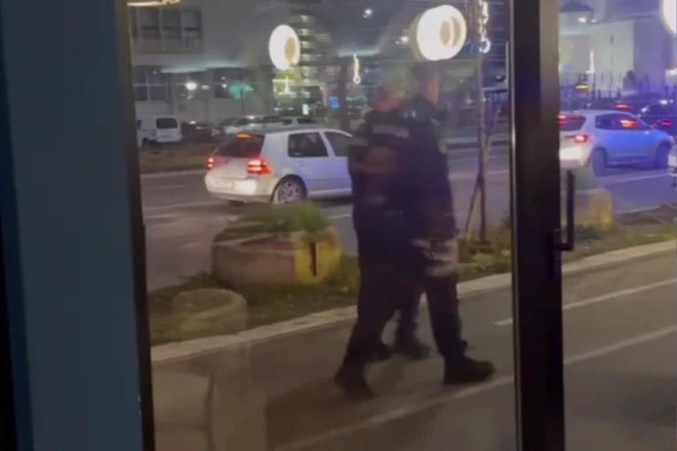 PRVI SNIMCI SA MESTA PUCNJAVE! Muškarac upucan u kafani Durmitor na Novom Beogradu, SVE VRVI OD POLICIJE ! (VIDEO)