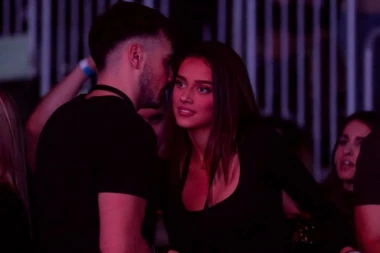 SAŠA MATIĆ PRIREDIO SPEKTAKL U ARENI! Porodica uživa u počasnoj loži, MLAĐA ĆERKA PEVAČA UKRALA ŠOU! (VIDEO)