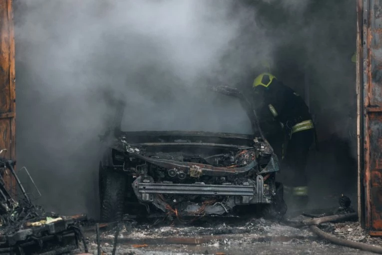 SEKUNDE SU ODLUČIVALE! Stravičan snimak policajaca koji vade ženu iz automobila u plamenu (VIDEO)