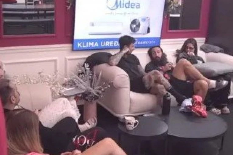 DA LI JE ON NAJPLAĆENIJI UČESNIK "ELITE 9"? Bubice uhvatile detalje TAjNOG RAZGOVORA, VELIKI ŠEF ODREŠIO KESU!