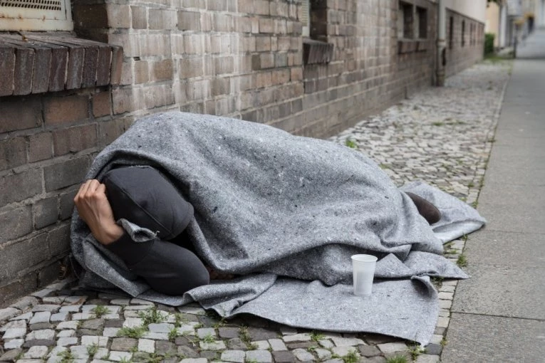 SRPSKI FUDBALER POSTAO BESKUĆNIK: Na ulici ste ga viđali svaki dan - jedna žena je promenila sve! (VIDEO)