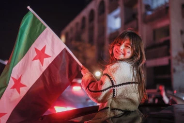 "REŠILI SMO SE TIRANINA": Sirijci danas slave godišnjicu pada Bašara al Asada, svi imaju SAMO JEDNU PORUKU za svet (FOTO)