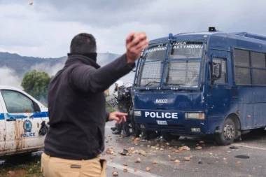 HAOS I NA KRITU! Poljoprivrednici upali na aerodrome, gađaju policiju kamenjem i prevrću automobile! HILJADAMA TRAKTORA BLOKIRALI I PUTEVE! (FOTO)