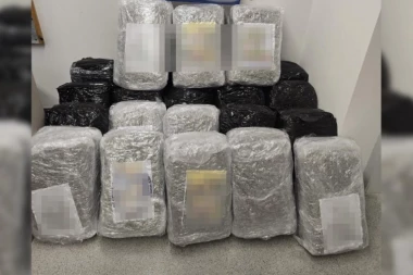 ČAMCEM KOD BAČKE PALANKE PREVOZILI 20 KILA KOKAINA! Isplivali sve detalji velike akcije policije - traga se za ovim muškarcima!