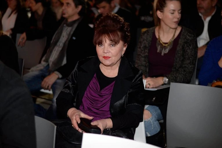 DOBILA NAGRADU ZA ŽIVOTNO DELO, PA OŠURILA PO ESTRADI! Pevačica imenom i prezimenom PROZVALA SVE KOJI SU JE ISKORISTILI!