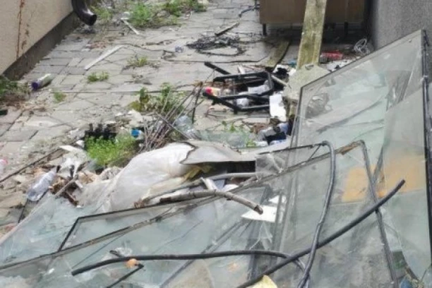 DEMOLIRANA ZGRADA OPŠTINE ZUBIN POTOK: Gradonačelnik zatekao haos tokom prvog dana rada