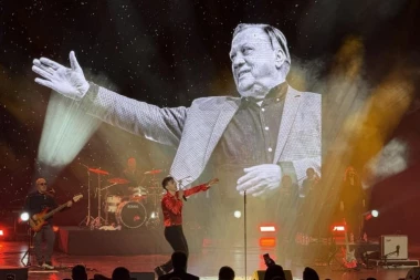 DA TI SRCE ISKOČI IZ GRUDI: Osvanula crnobela slika Halida Bešlića na koncertu Adija Šošea - publika u suzama! (FOTO, VIDEO)