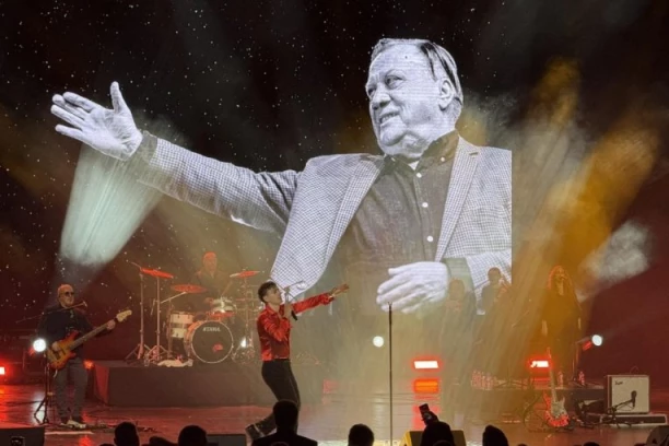 DA TI SRCE ISKOČI IZ GRUDI: Osvanula crno-bela slika Halida Bešlića na koncertu Adija Šošea - publika u suzama! (FOTO, VIDEO)