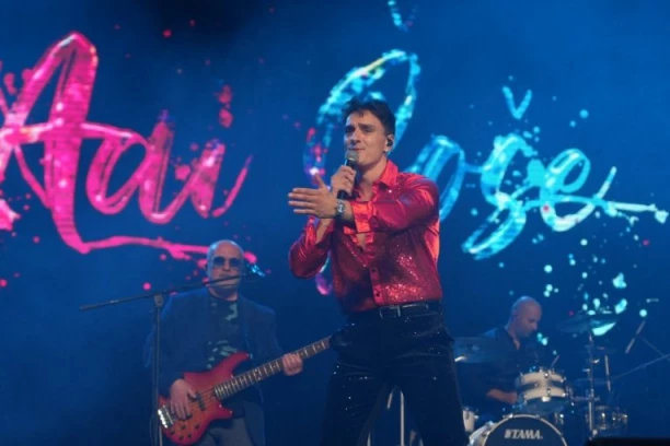 Adi Šoše napravio magiju pred krcatim Sava Centrom! 4.000 ljudi ustalo čim je kročio na binu: "Hvala što ste moje snove pretvorili u realnost"