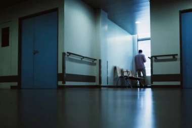 PANIKA U BOLNICI NA KOSMETU! Napadnuti lekari i obezbeđenje - vrisci odzvanjaju hodnikom!