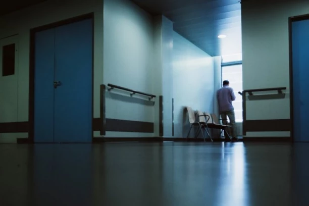 PANIKA U BOLNICI NA KOSMETU! Napadnuti lekari i obezbeđenje - vrisci odzvanjaju hodnikom!