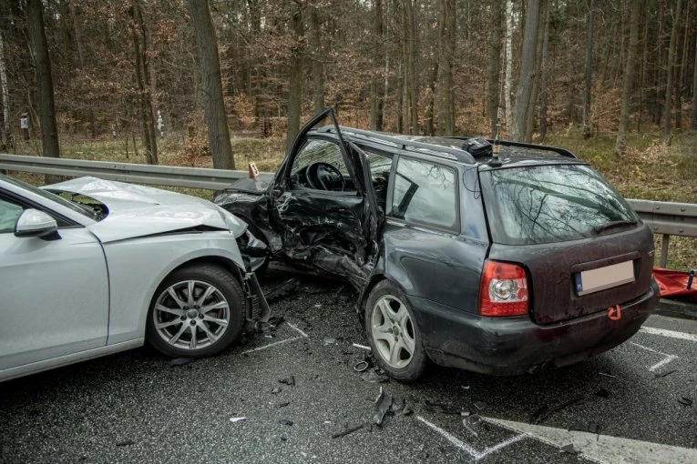 NIJE USTUPIO PRVENSTVO PROLAZA PA POGINUO! Stravična saobraćajna nesreća kod Vranja: Suvozaču se bore za život!