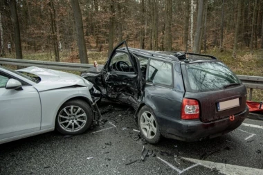 NIJE USTUPIO PRVENSTVO PROLAZA PA POGINUO! Stravična saobraćajna nesreća kod Vranja: Suvozaču se bore za život!