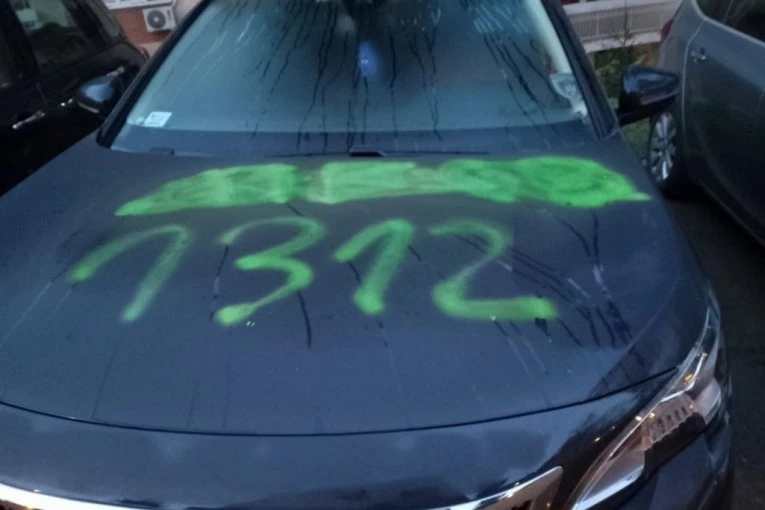 BLOKADERI KRENULI U NOVI NAPAD! Udarili na policajku i policajca, ostavili im GNUSNU PORUKU - uništili im imovinu! (FOTO)