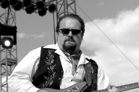 TUGA FANOVA PARA NEBO: Umro poznati pevač!