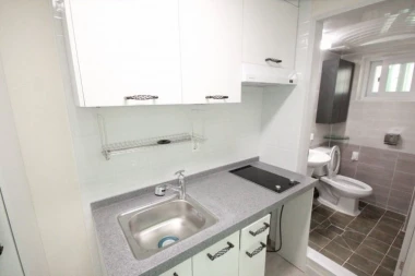 OGLAS ZA GARSONJERU NA VRAČARU POSTAO HIT NA MREŽAMA! Jedan detalj šokirao Srbiju: "ZGADIO MI SE ŽIVOT" (FOTO)